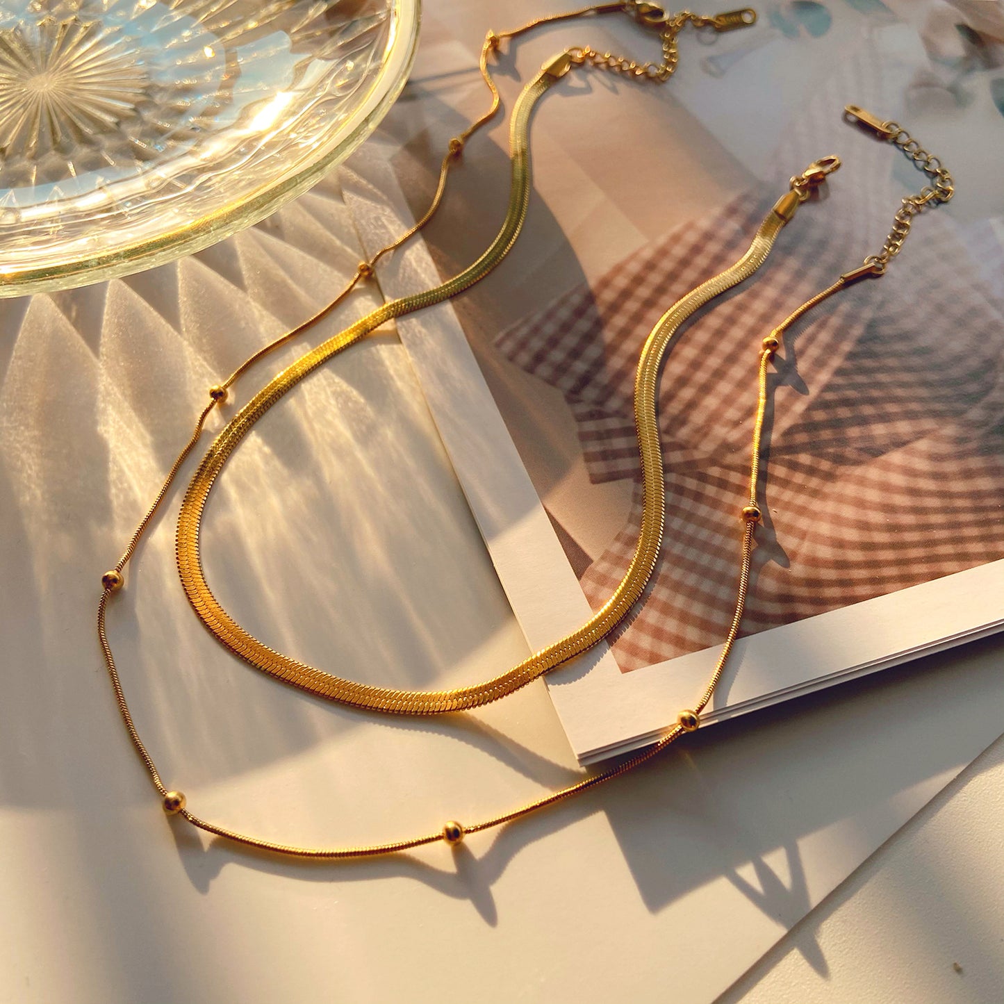 Collar gargantilla de acero inoxidable geométrico minimalista con cuentas chapadas en oro de 14 quilates y cadena de serpiente para mujer