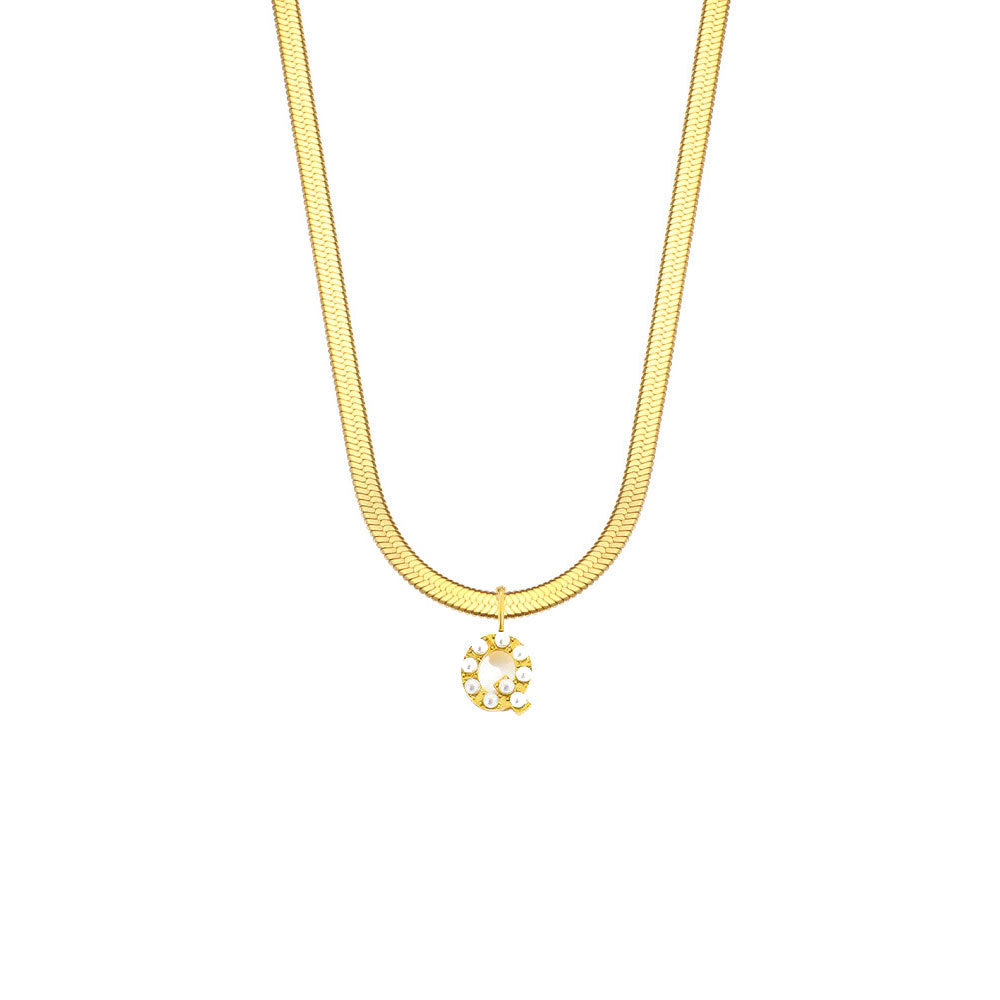 Collar de acero de titanio estilo corte francés vintage con dije de letras y detalles de perlas en cadena de serpiente plana