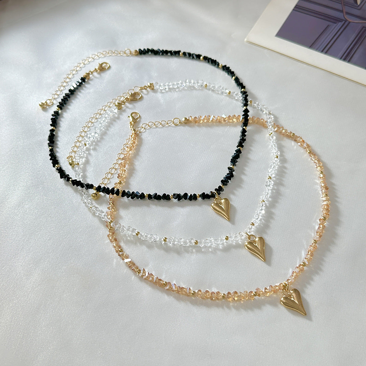 Collana Minimalista con Ciondolo a Cuore in Lega, con Strass Intarsiati e Design Irregolare