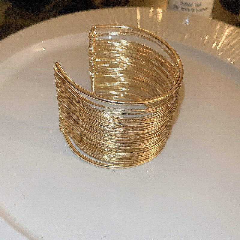 Pulsera Cóncava Irregular Minimalista para Mujer en Aleación de Latón con Acabado Galvánico
