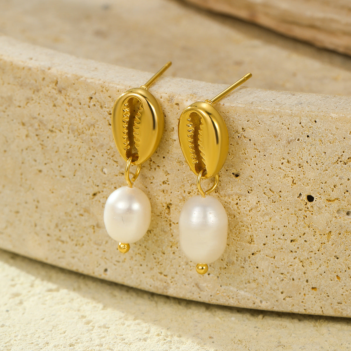Pendientes colgantes estilo vintage con forma de pinza de cangrejo con incrustaciones de perlas de agua dulce y acero inoxidable chapado en oro de 18 quilates