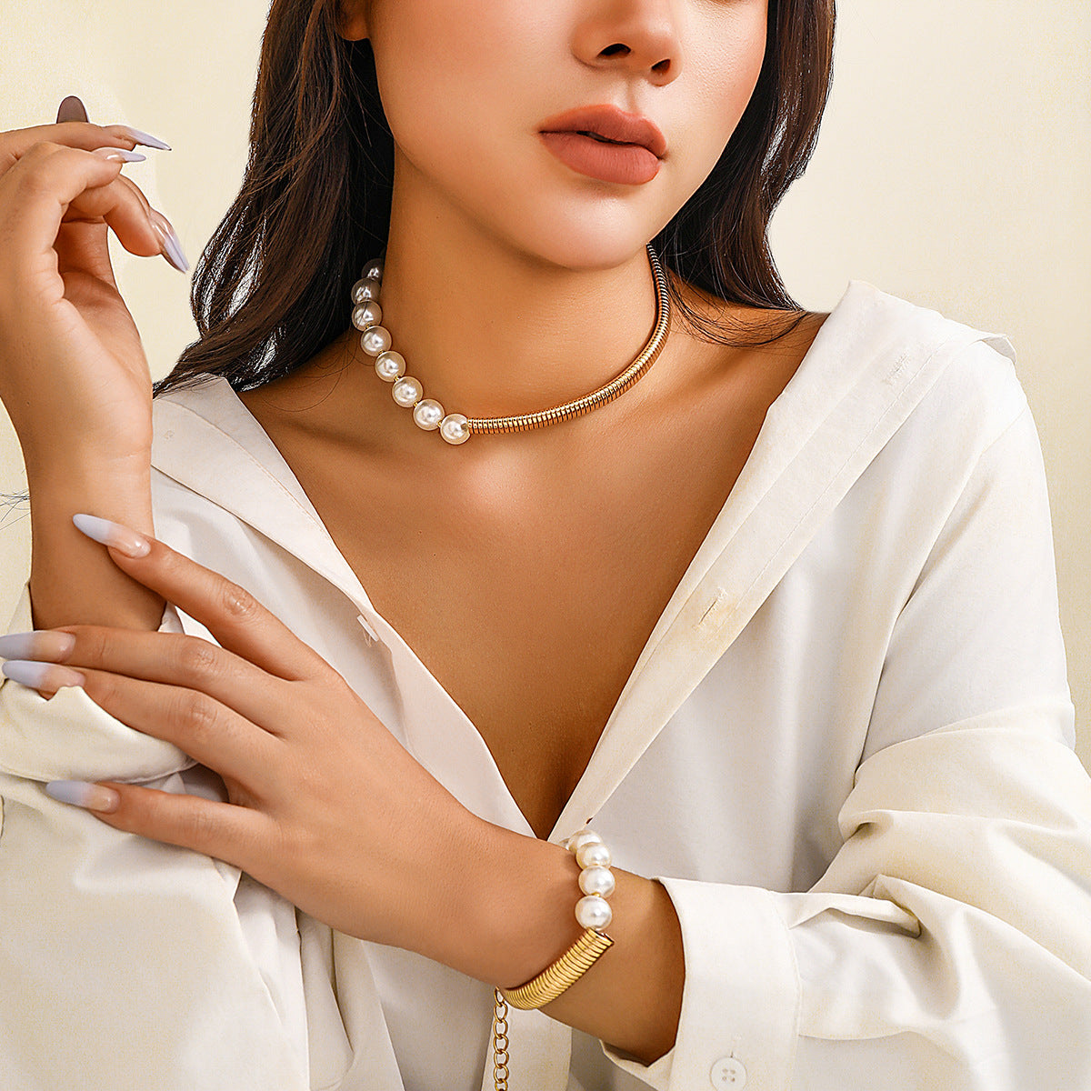 Collana Girocollo Geometrica Dolce e Audace da Donna con Accenti di Perle Imitazione e Finitura Galvanica su Base in Resina Plastica