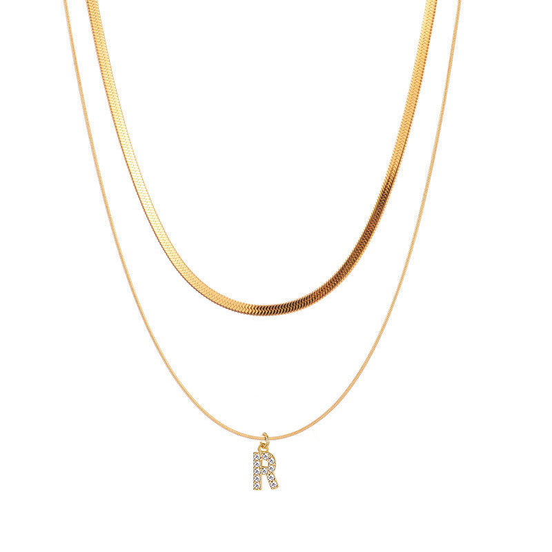 Collana a doppia catena minimalista in acciaio al titanio con intarsio di strass e ciondolo a forma di lettera, unisex