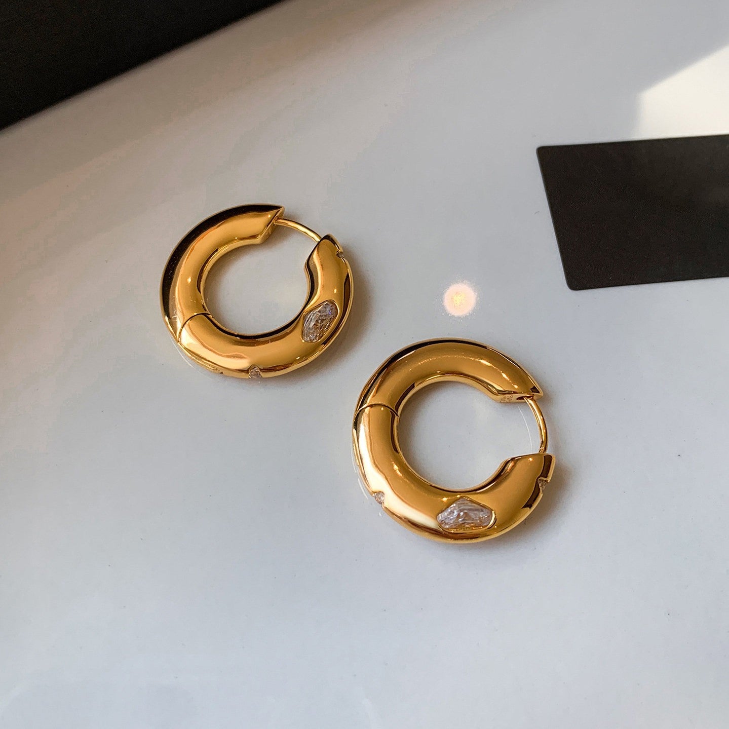 Orecchini a perno geometrici minimalisti in metallo con finitura placcata da donna, gioielli per l'orecchio lussuosi, alla moda e versatili per tutti i giorni