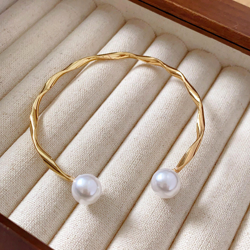 Pulsera de metal con patrón de cuadrícula geométrica de tono frío minimalista con acabado galvanizado para mujer