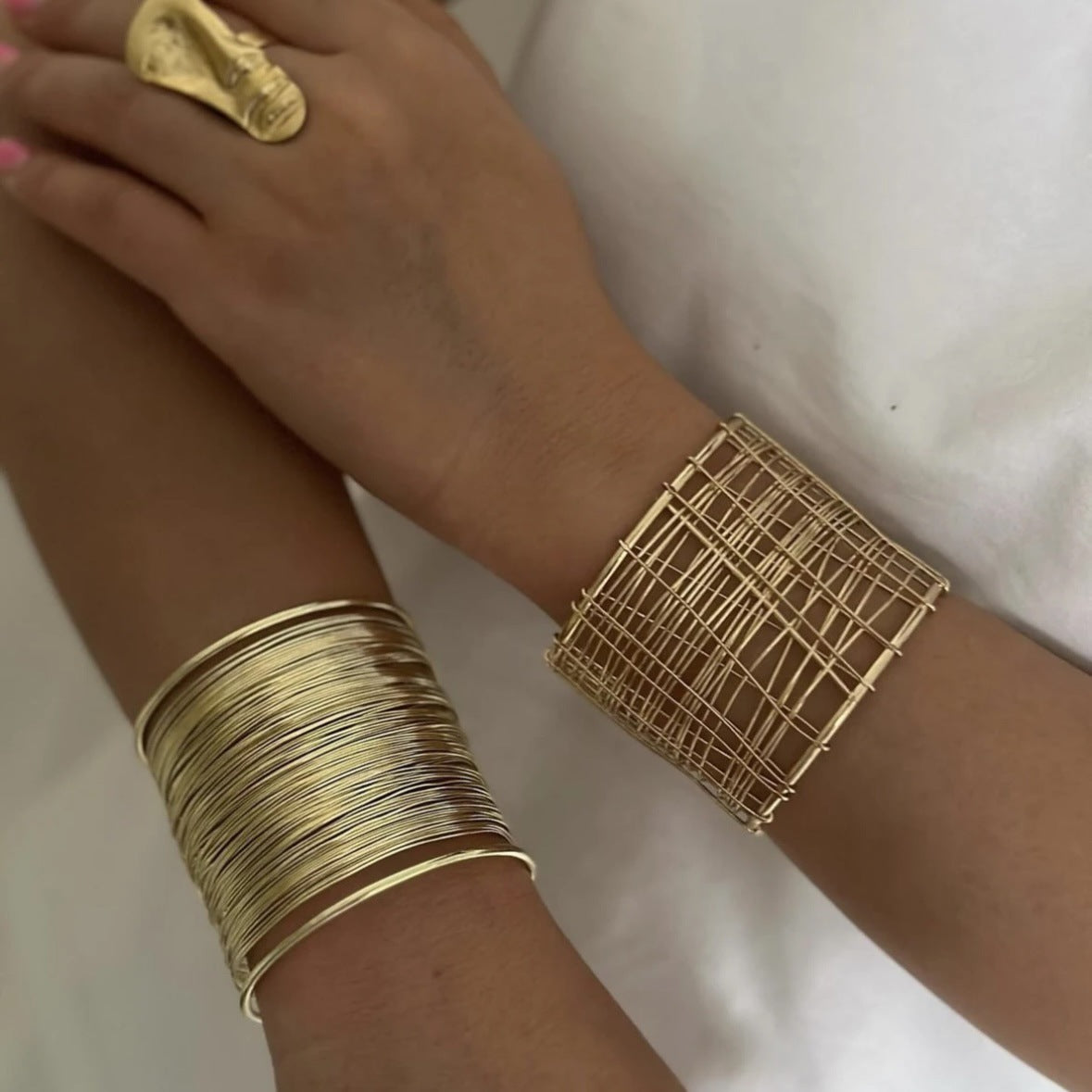 Bracciale a Polsino Aperto Lavorato a Spazzola in Metallo, Stile Streetwear Minimalista da Donna