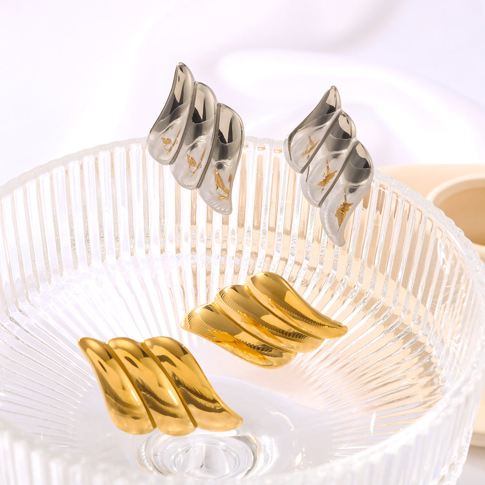 Orecchini Minimalisti ad Ala d'Angelo con Forma Geometrica in Acciaio Inossidabile Ipoallergenici con Finitura Placcata in Oro 18K Sottovuoto