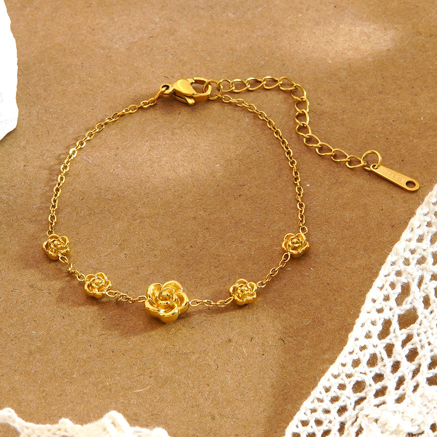 Set minimalista di collana e bracciale con fiore di camelia in acciaio inossidabile con pendente in acciaio al titanio su catena a cavo