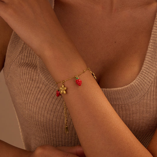 Pulsera de acero inoxidable con forma de fresa a la moda con chapado en oro de 18 quilates para mujer
