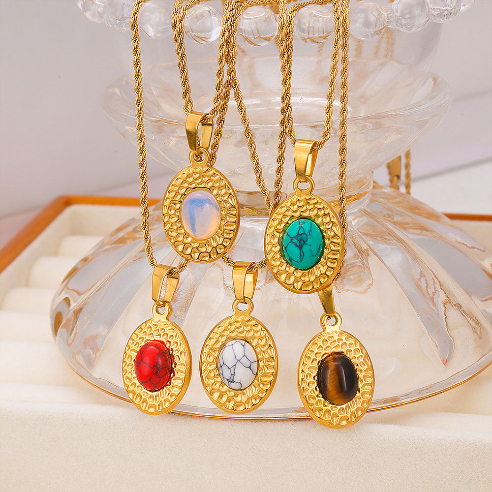 Collana da donna vintage in acciaio inossidabile stile francese con intarsio turchese e ciondolo rotondo in rilievo su catena ritorta