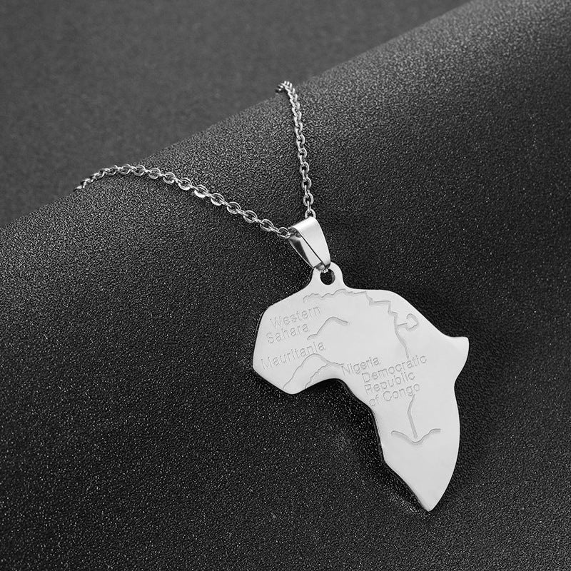 Collana con Pendente Etnico Geometrico in Acciaio al Titanio con Finitura Placcata e Catena Cubana