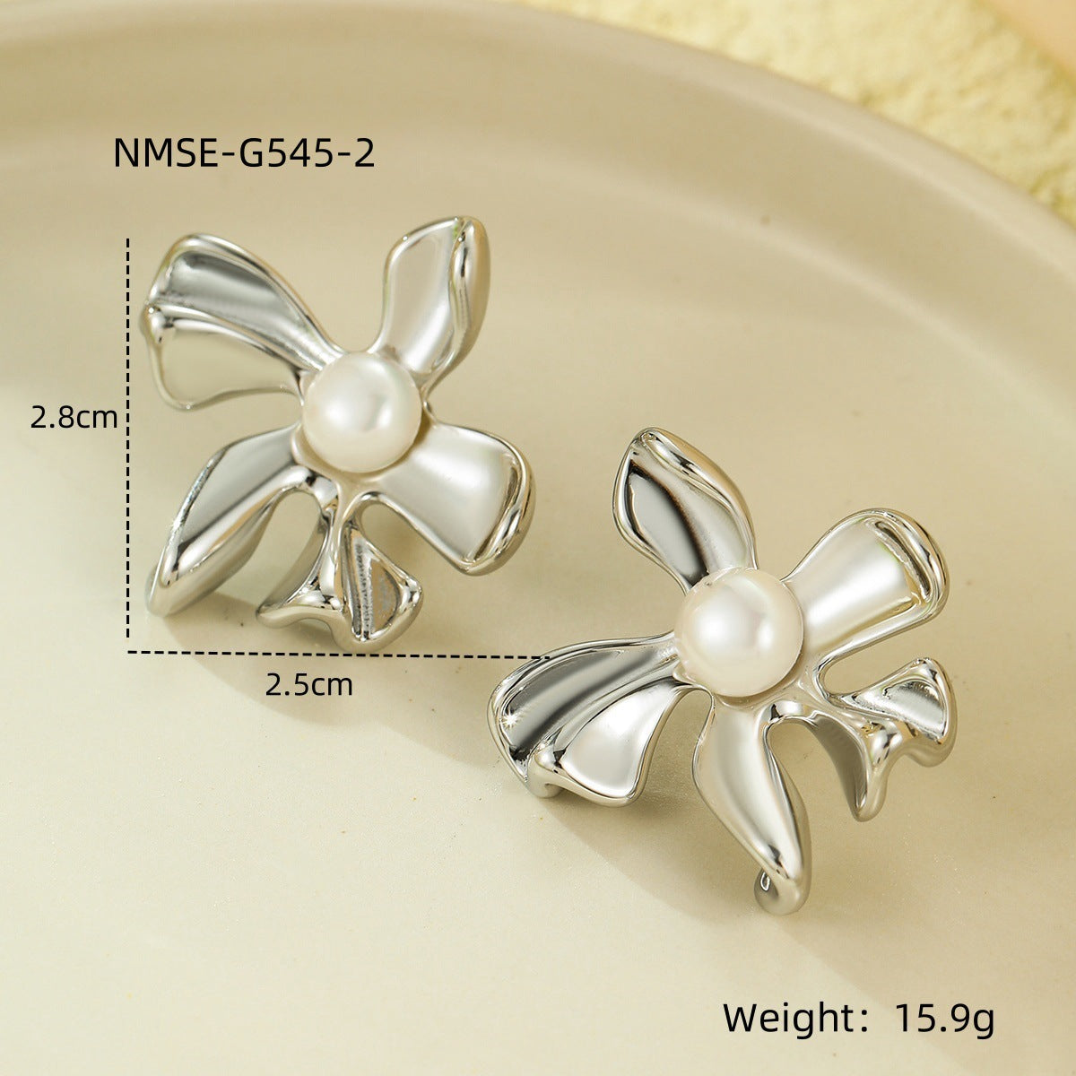 Pendientes de tuerca de acero inoxidable con forma de flor geométrica minimalista para mujer con acabado chapado