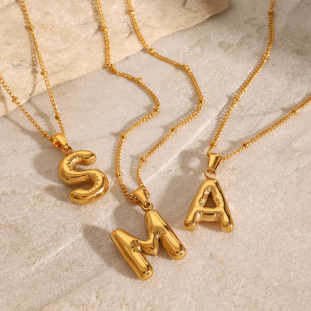 Collana con ciondolo geometrico minimale in acciaio inossidabile con charm in acciaio al titanio e finitura placcata per donna