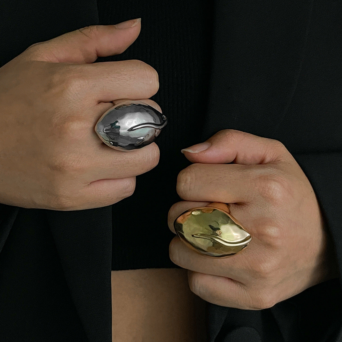 Anillo de aleación con forma de onda minimalista y geométrica para mujer, con acabado pulido y diseño de banda abierta