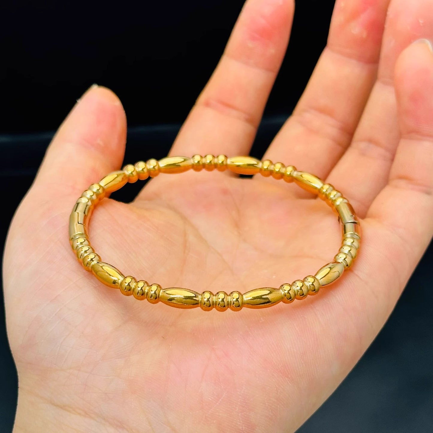 Bracciale da donna a goccia placcato oro in acciaio al titanio con perline geometriche minimaliste