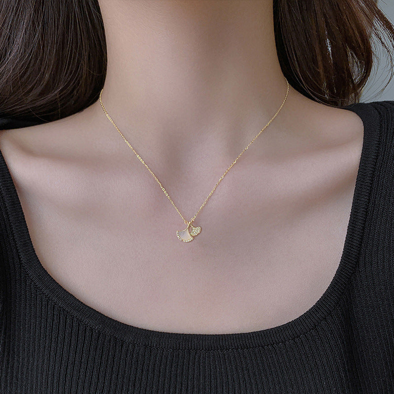 Collar con colgante de hoja de ginkgo minimalista para mujer, de acero de titanio con baño de oro, en cadena O