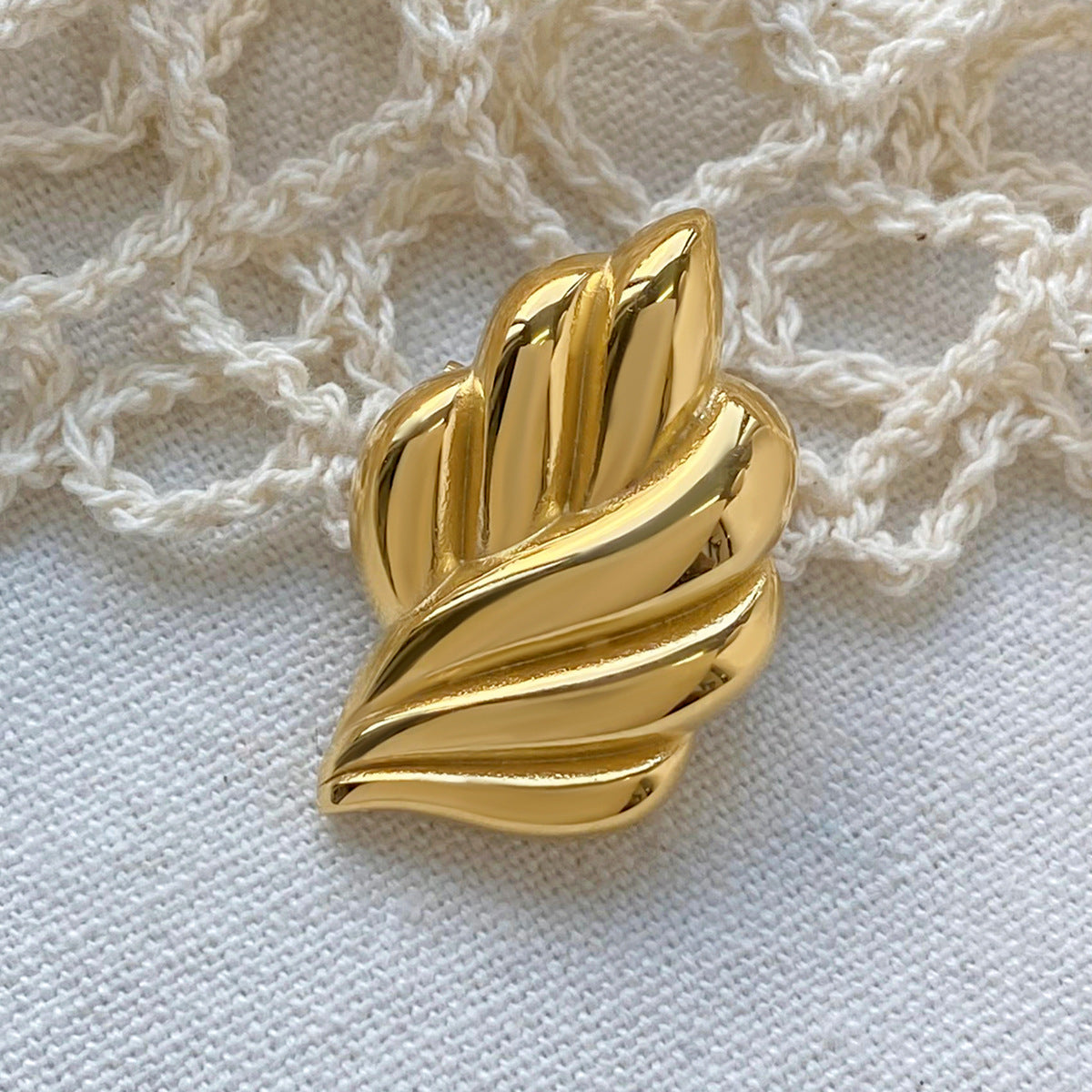 Elegant Leaf-Shaped Stainless Steel Brooch with Plating Finish for Women Fashionable Office Wear Accessory