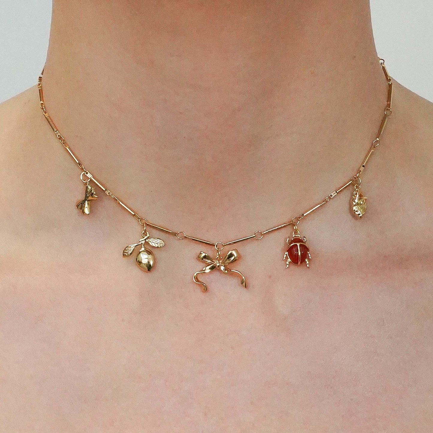 Collar de barra con dije de mariposa, cruz y circonita cúbica en acero de titanio vintage para mujer