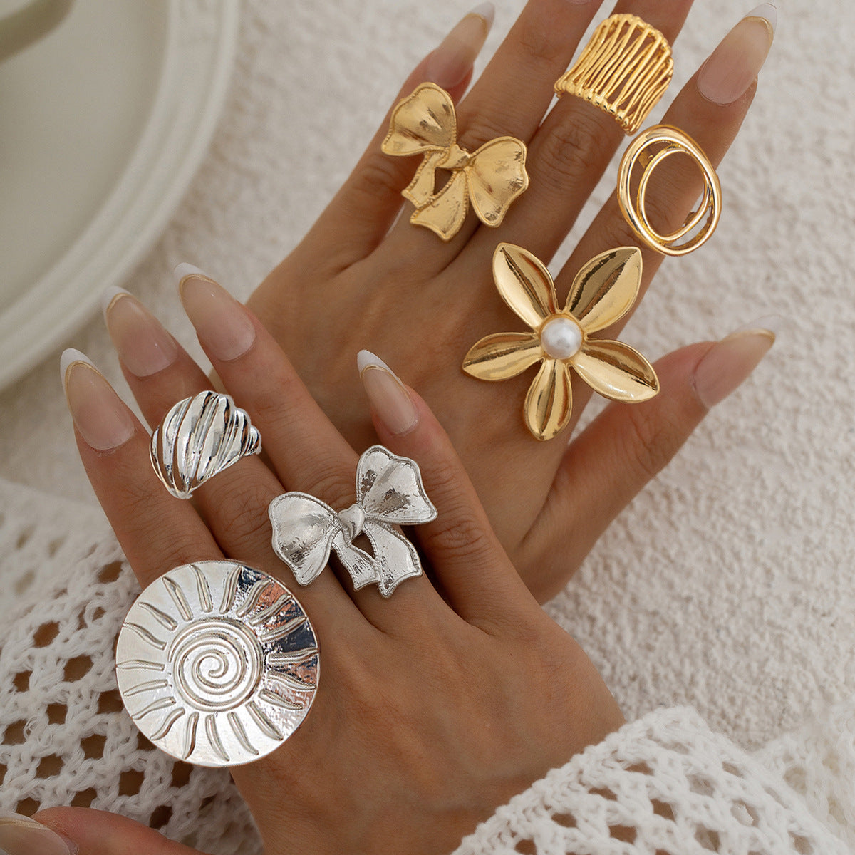 Anello Aperto Minimalista con Fiocco e Motivo Floreale, Fascia in Metallo Elettroplaccato e Dettagli in Perle Imitazione per Donna