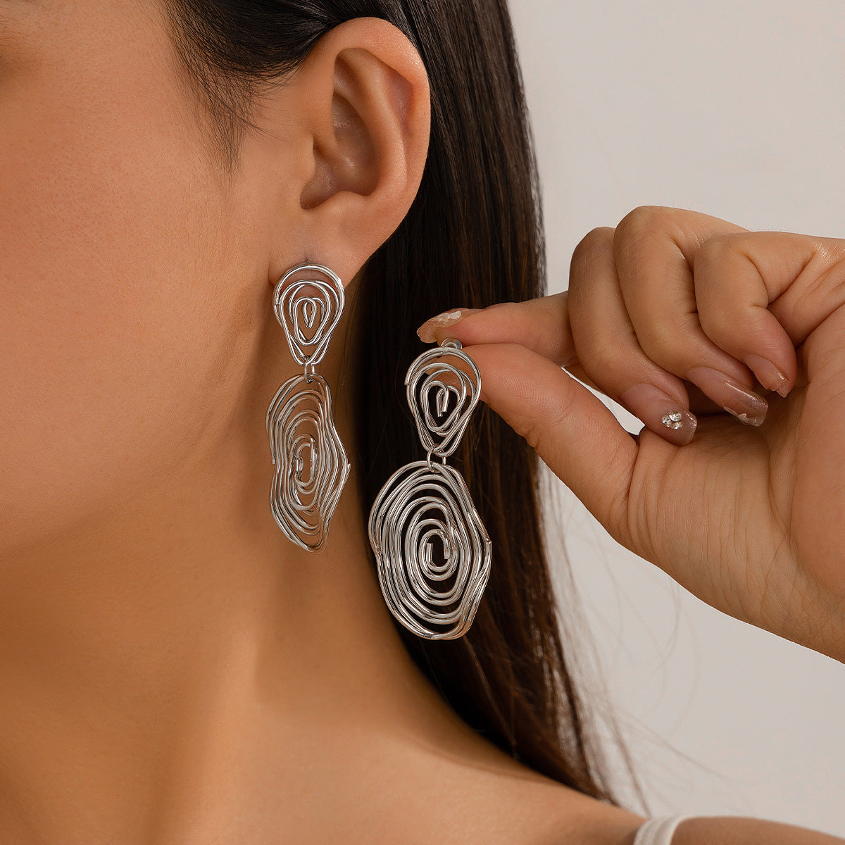 Pendientes de botón geométricos metálicos texturizados con forma de gota de agua irregular de aleación galvanizada para mujer