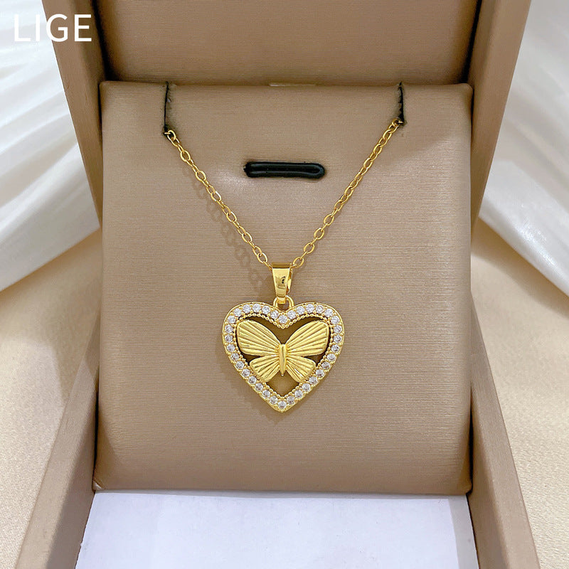 Collana con ciondolo a farfalla minimalista con cuore intagliato in acciaio al titanio, catena sottile per donna
