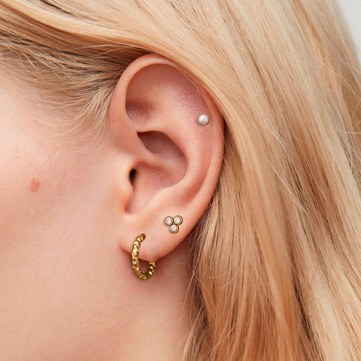 Orecchini a perno tondi minimalisti in acciaio inossidabile placcato con zirconi e perle per donna