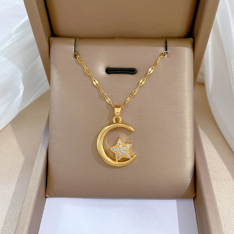 Collana da donna lussuosa e minimalista in acciaio al titanio con luna intarsiata di strass, dolce ciondolo geometrico
