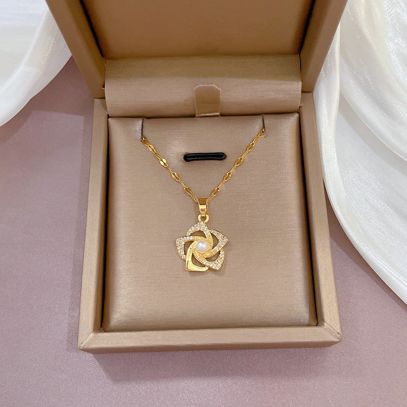 Collana Lusso in Acciaio al Titanio con Ciondolo Rotante a Fiore, Perle e Strass Incassati, Ottone Placcato Oro