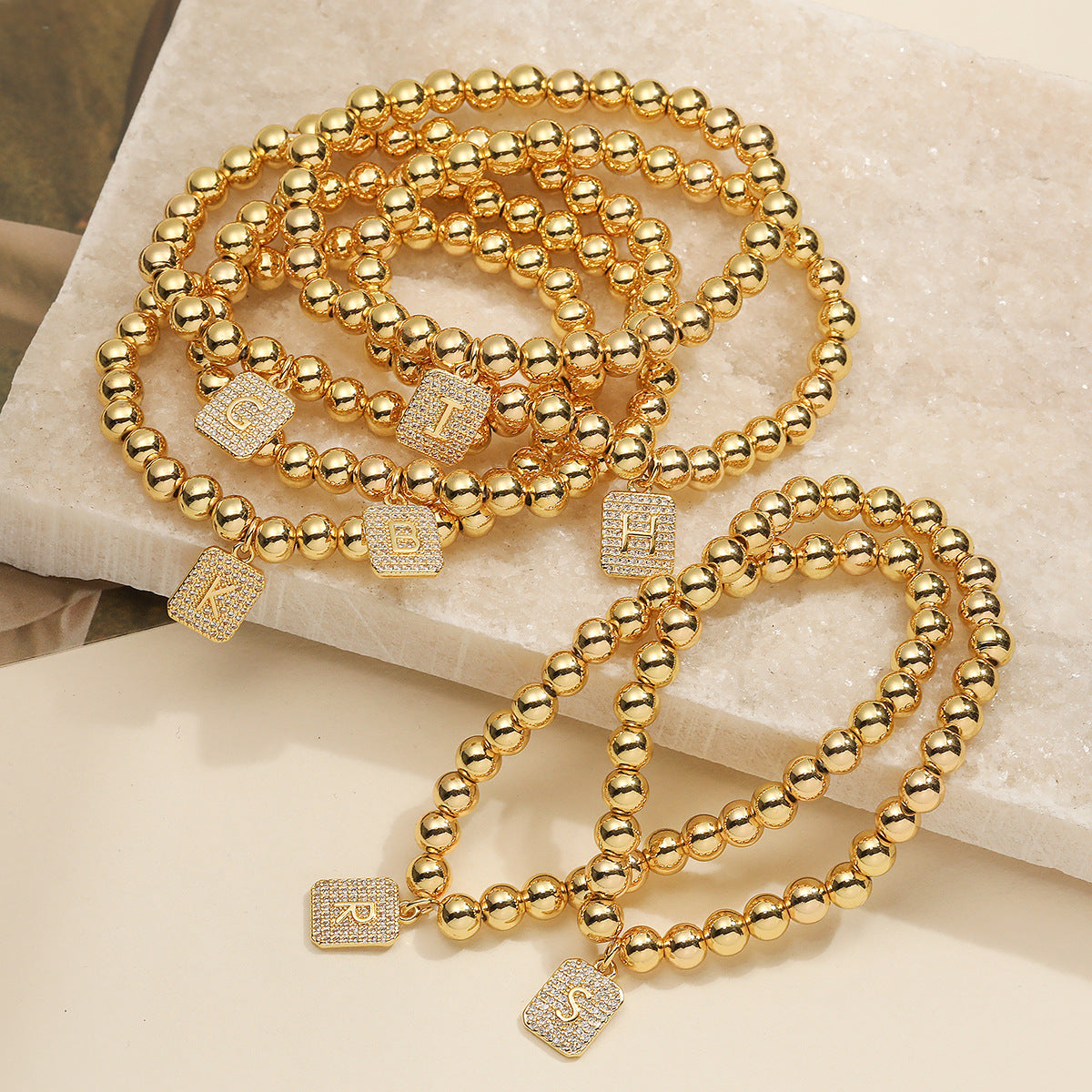 Bracciale minimalist personalizzato con ciondolo a lettera per donna, con perle in rame e placcatura in oro 18 carati