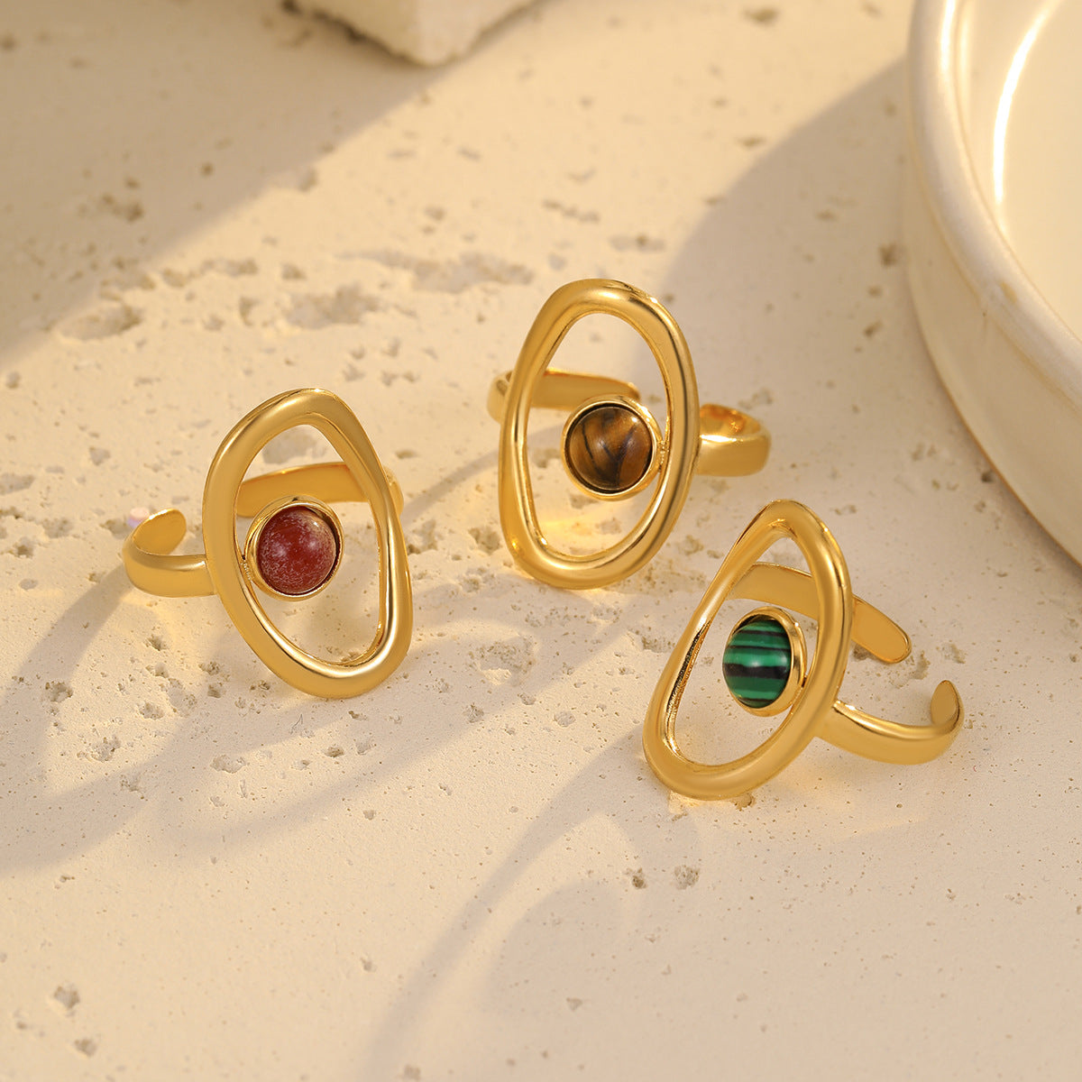 Anillo de acero inoxidable hueco con diseño geométrico vintage e incrustaciones de piedra natural, chapado en acero de titanio, banda de moda para mujer para uso en la oficina