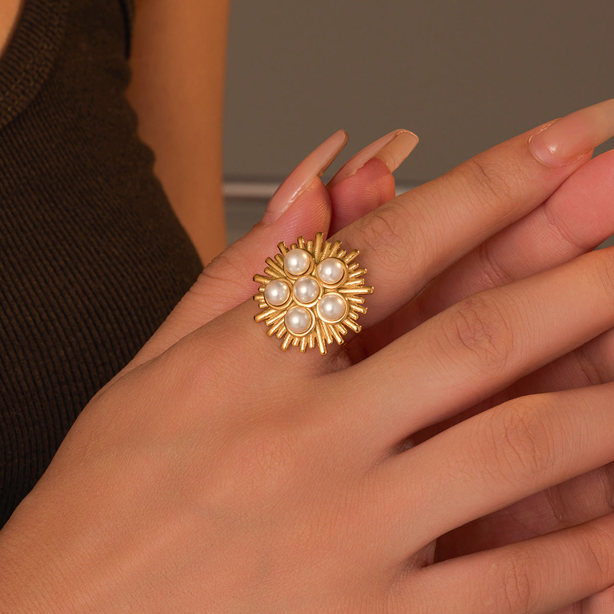 Anello Aperto a Linea Irregolare d'ispirazione Vintage con Accenti di Perle in Acciaio Inossidabile Placcato Oro 18K da Donna
