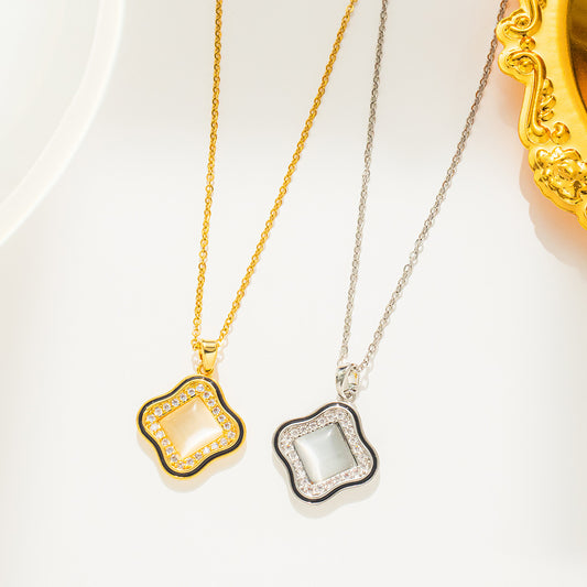 Collana Minimalista da Donna in Acciaio al Titanio a Forma di Trifoglio con Micro-Pavé di Zirconi e Ciondolo in Pietra Occhio di Gatto su Catena a O