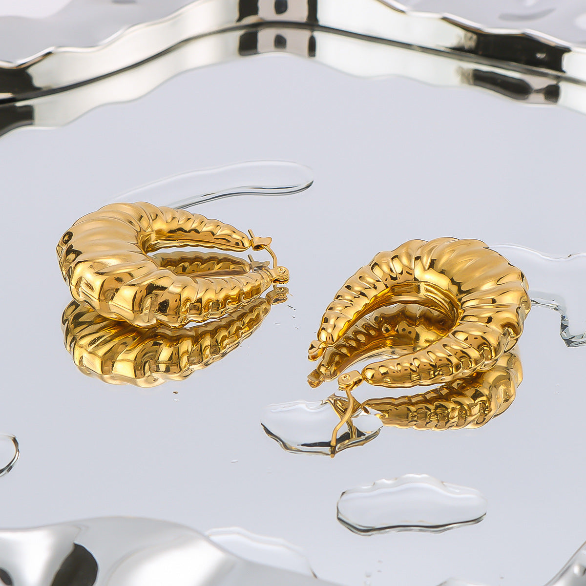 Orecchini a Cerchio Geométrici Ispirati al Vintage in Acciaio Inossidabile con Placcatura in Oro 18K e Textura a Croissant