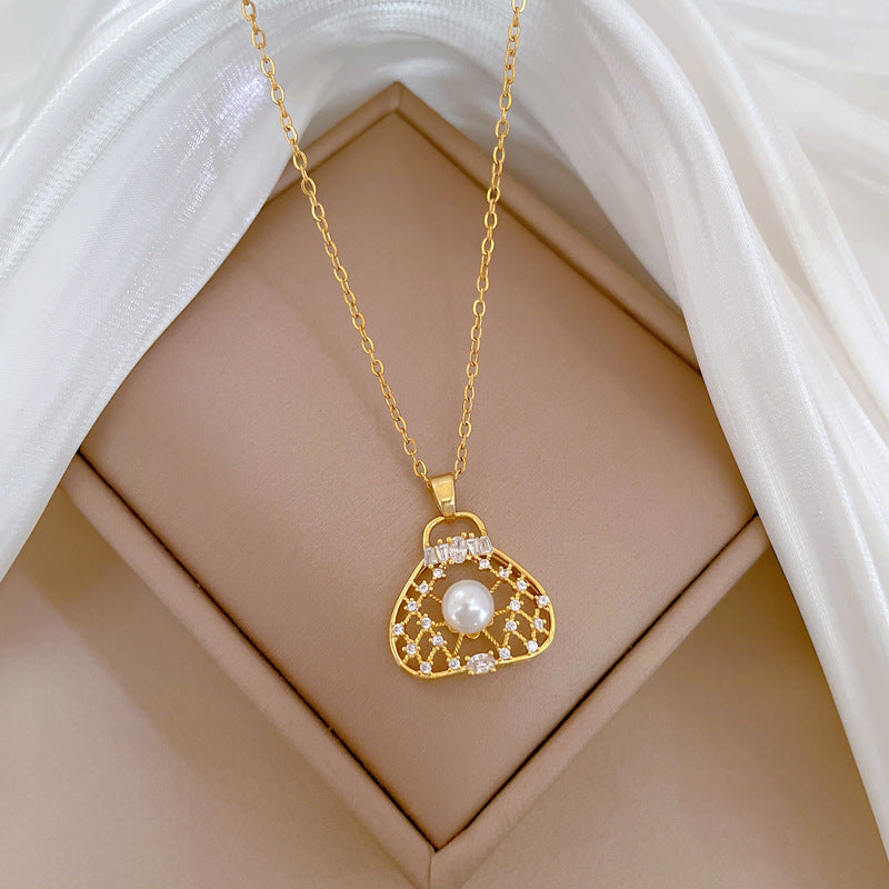 Collar con colgante de perlas huecas geométricas de lujo para mujer con cadena de acero de titanio e incrustaciones de diamantes de imitación