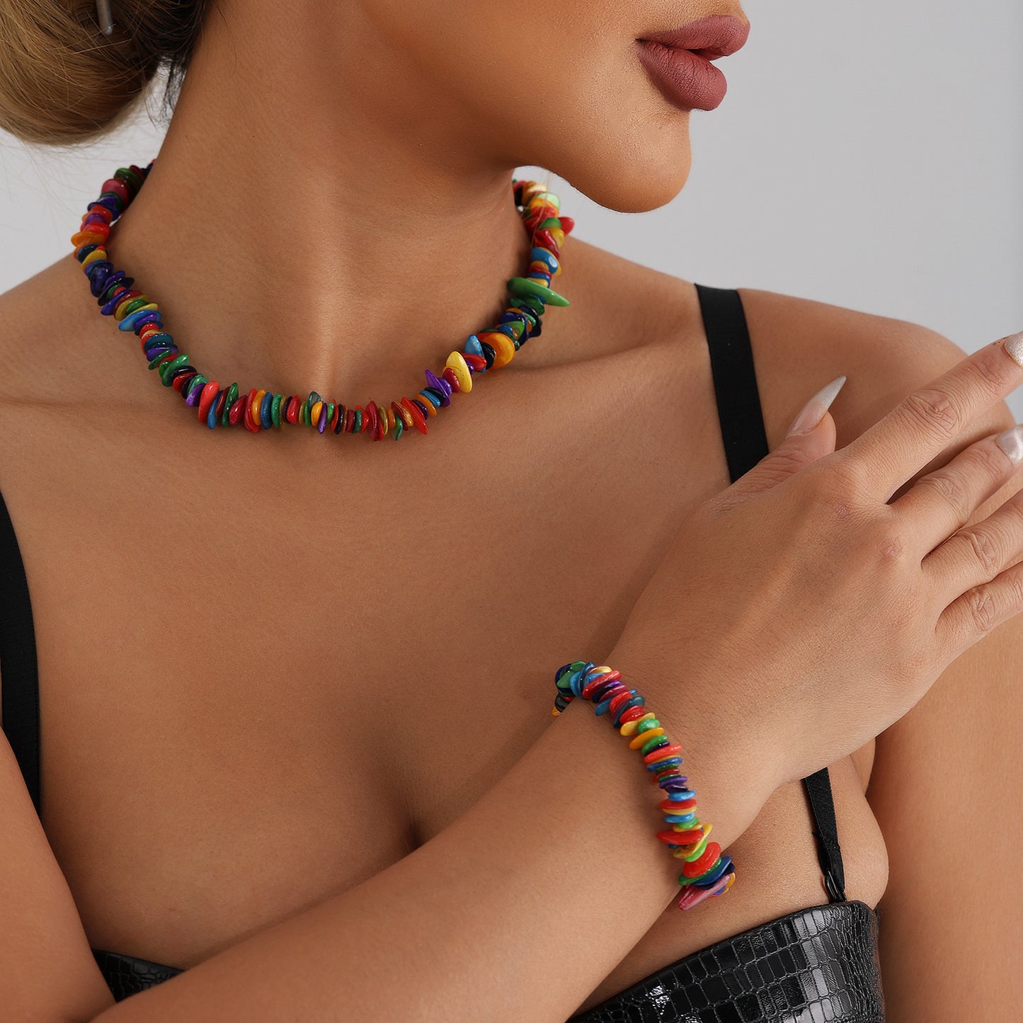 Collar de Concha Marina Natural Triturada con Forma Geométrica para Mujer con Acabado Galvanizado en Estilo Minimalista