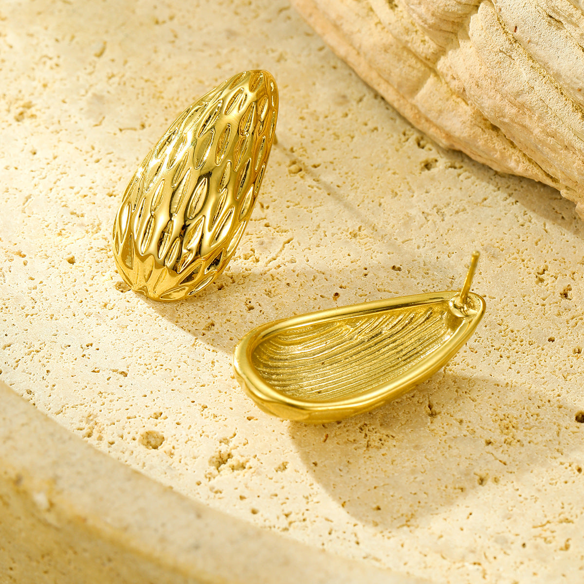 Pendientes de gota de agua de acero inoxidable chapados en oro de 18 quilates de estilo minimalista frío para mujer