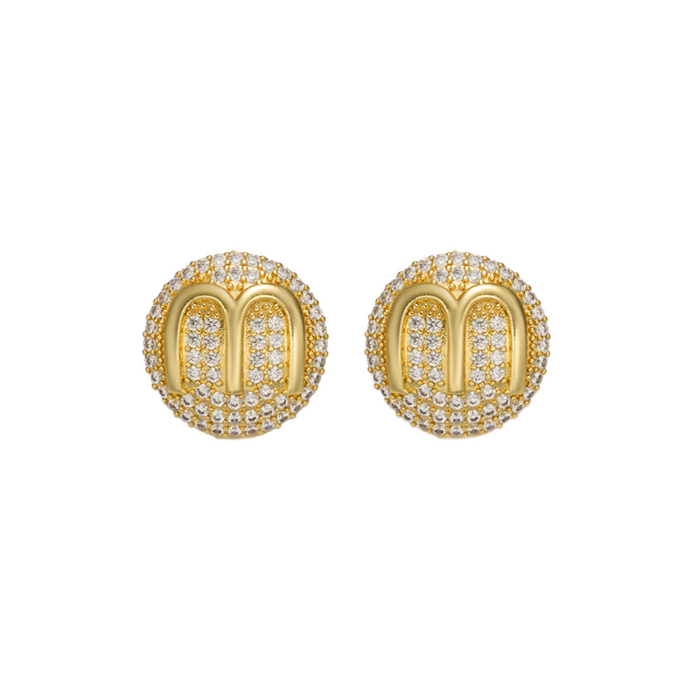 Pendientes de Tachuela Minimalistas de Lujo con Letra M en Latón Bañado en Oro de 18K y Circonitas para Mujer