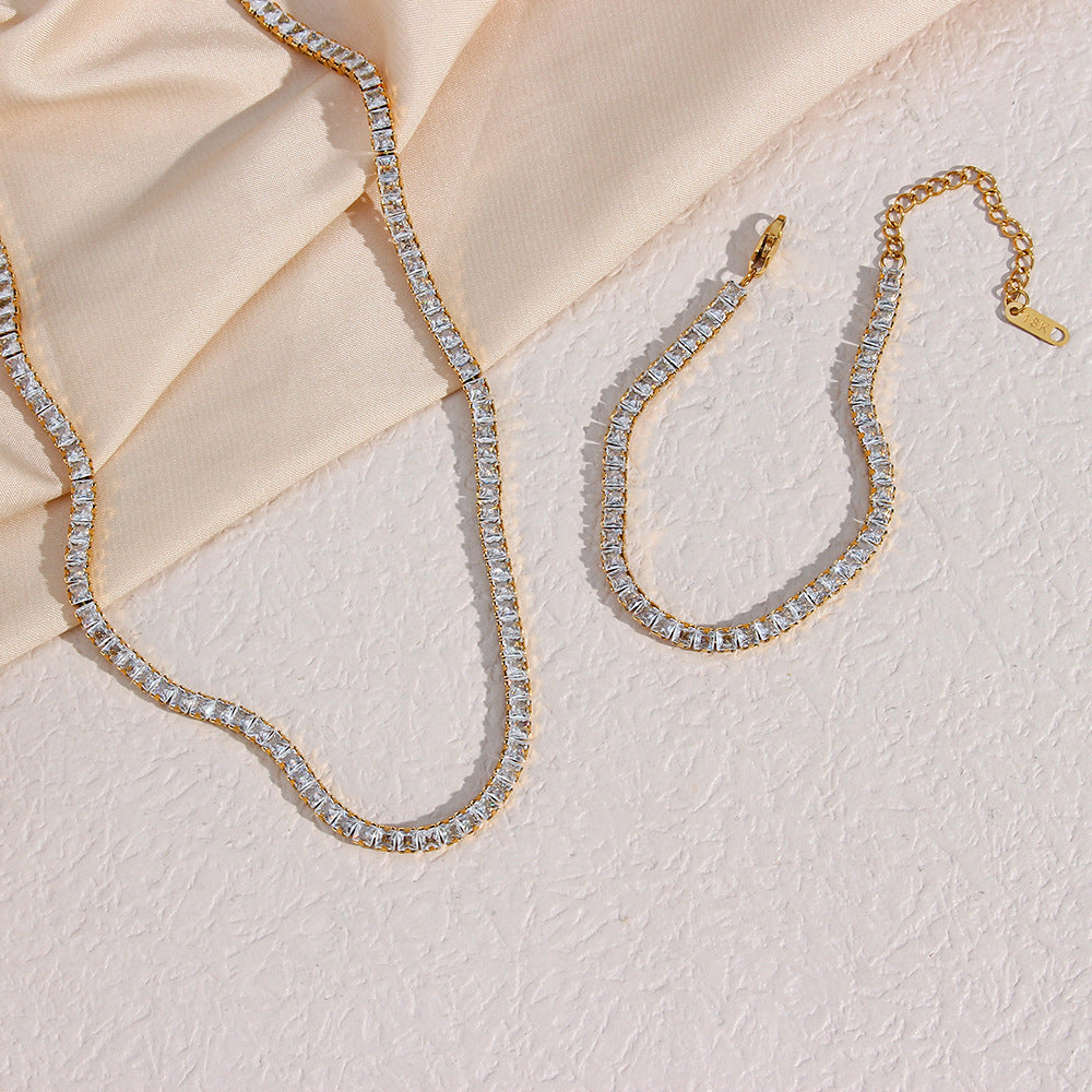 Elegante Collana Corta da Donna in Acciaio Inossidabile Placcato con Geometrie, Pendente in Acciaio al Titanio e Zirconi Cubici