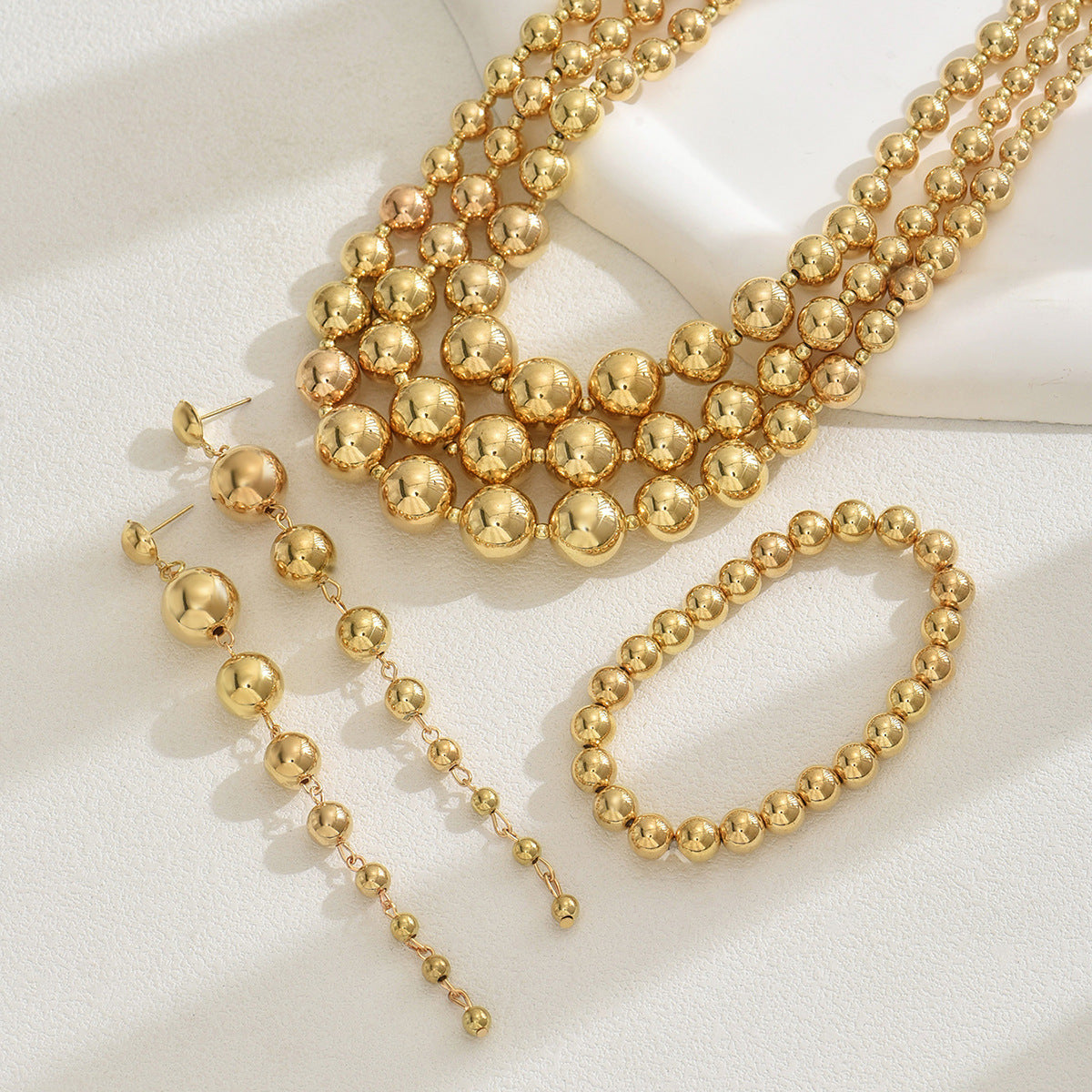 Set di collana con pendente in lega da donna in stile geometrico con orecchini e bracciale placcati, con anelli rotondi e ovali e catena a clavicola con perline
