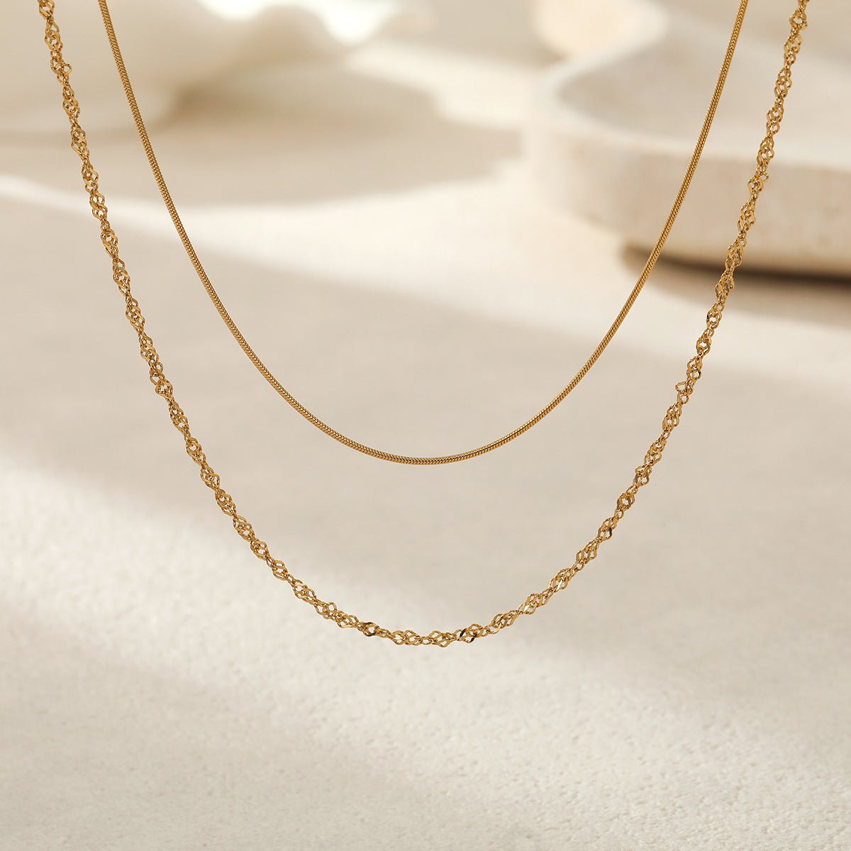 Collar multicapa de acero inoxidable chapado en oro de 18 quilates con diseño geométrico para mujer, estilo "Fashion OL"