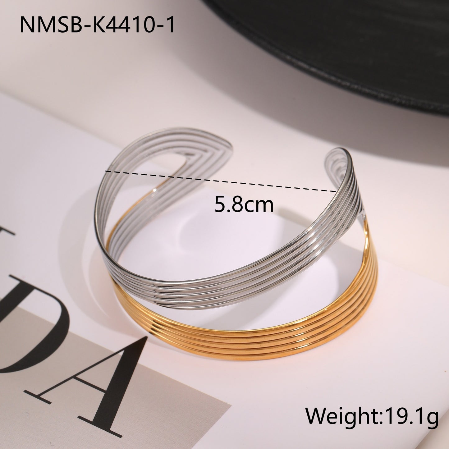 Bracciale a Polsino Geometrico alla Moda in Acciaio Inossidabile da Donna con Design Traforato e Finitura Placcata