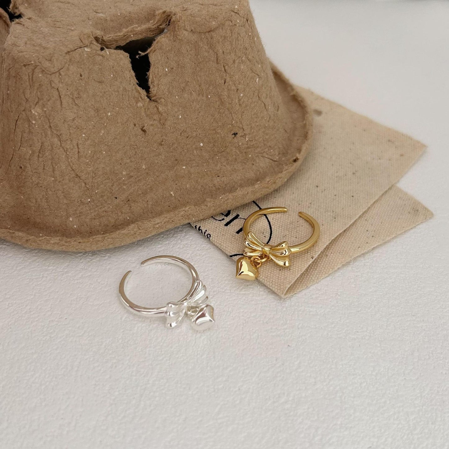 Anello Minimalista in Argento Sterling S925 a Forma di Fiocco e Cuore con Finitura Placcata