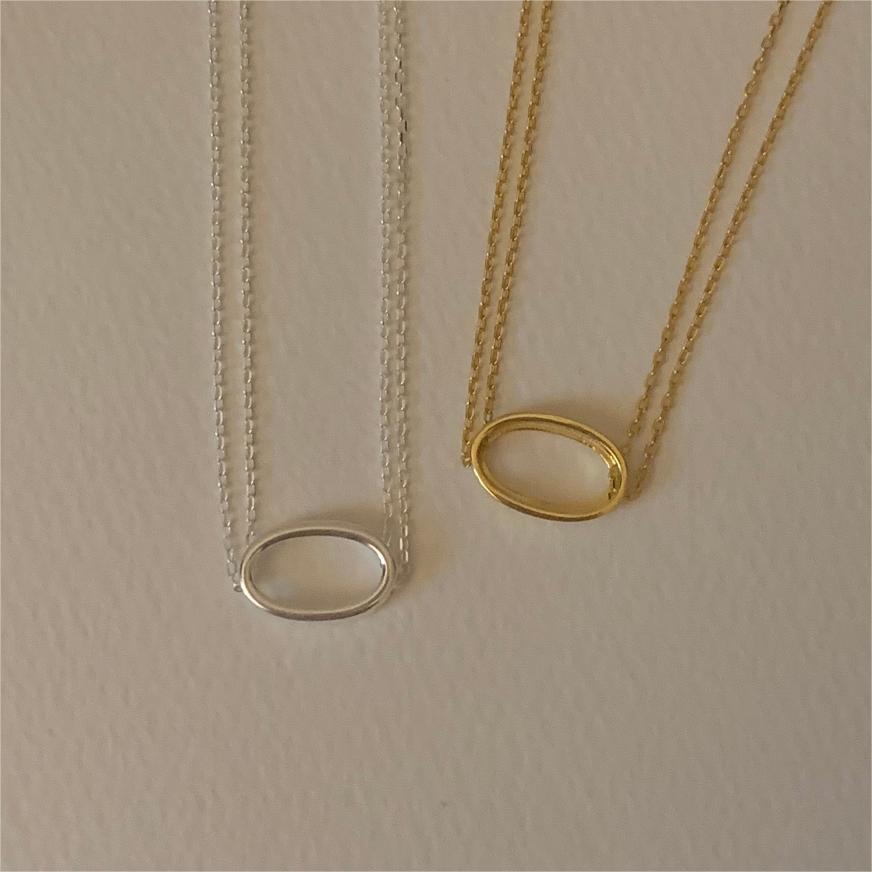 Collana pendente geometrica ovale minimalista in argento sterling 925 con placcatura in oro e motivo floreale a tulipano su catena a serpente