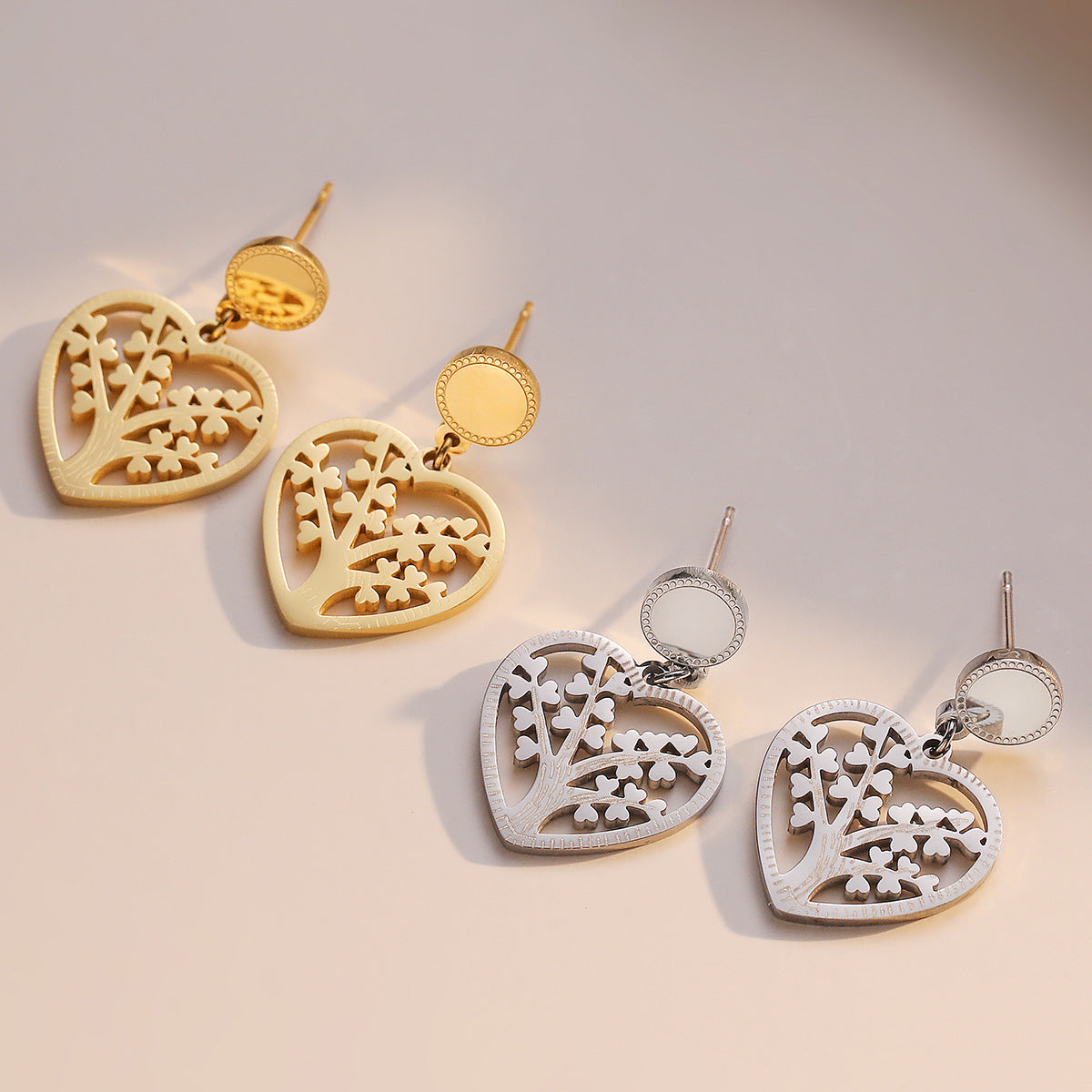 Orecchini da donna in acciaio al titanio a forma di cuore con Albero della Vita intagliato minimalista
