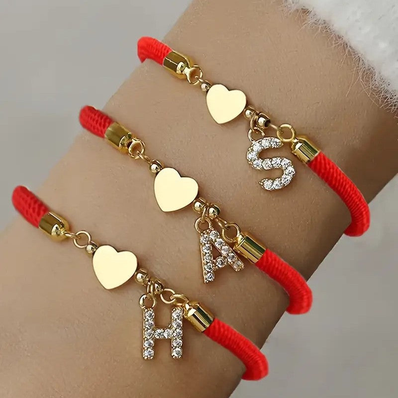 Pulsera minimalista de circonita cúbica con corazón de letra chapada en latón y cordón ajustable