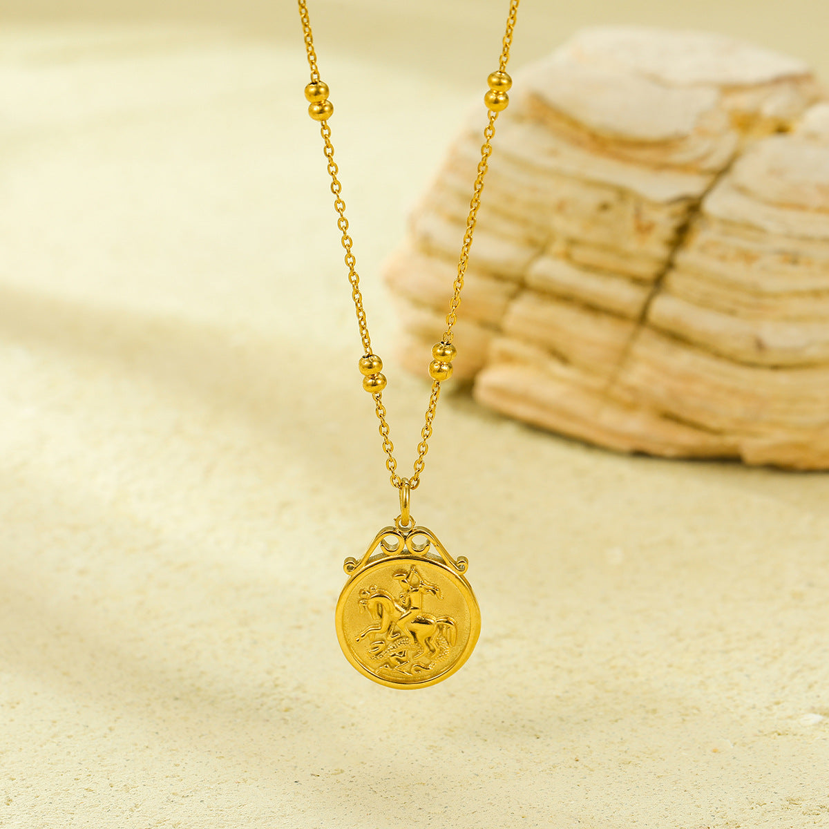 Collana da donna con ciondolo a moneta astratta in stile romano antico, in acciaio inossidabile placcato oro con design minimalista alla moda