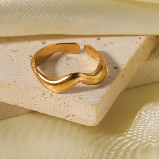 Anello Aperto da Donna Minimalista in Acciaio al Titanio a Forma di Onda con Placcatura Sottovuoto in Oro 18K e Design Geometrico