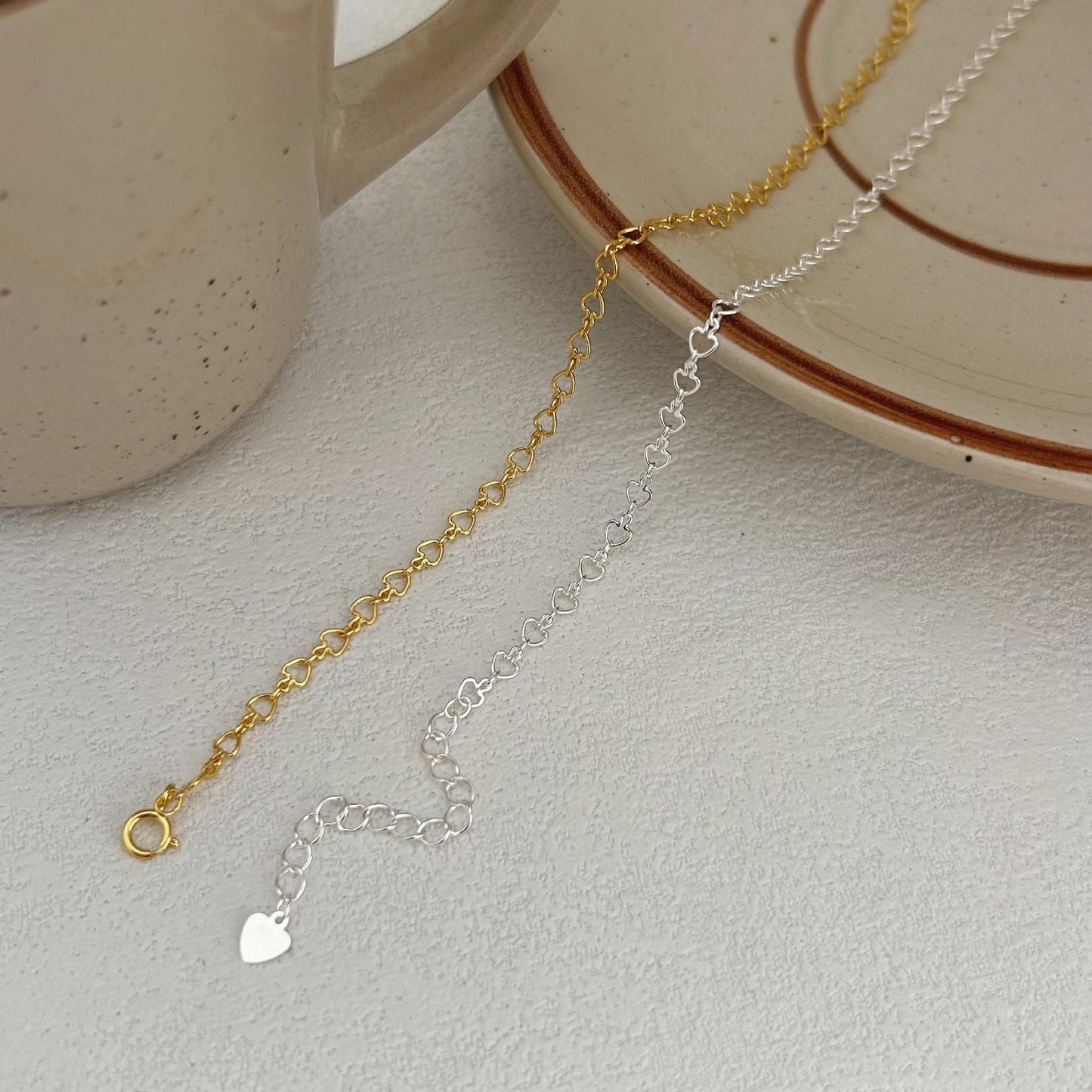 Bracciale Minimalista a Cuore in Argento Sterling 925 con Finitura Placcata, Estetica Geometrica e Dolce