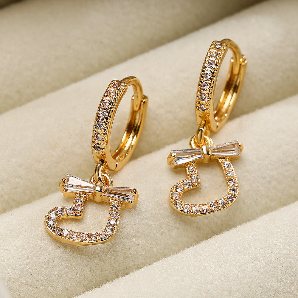 Orecchini da donna dolci e minimalisti a forma di cuore in zircone placcato oro rame