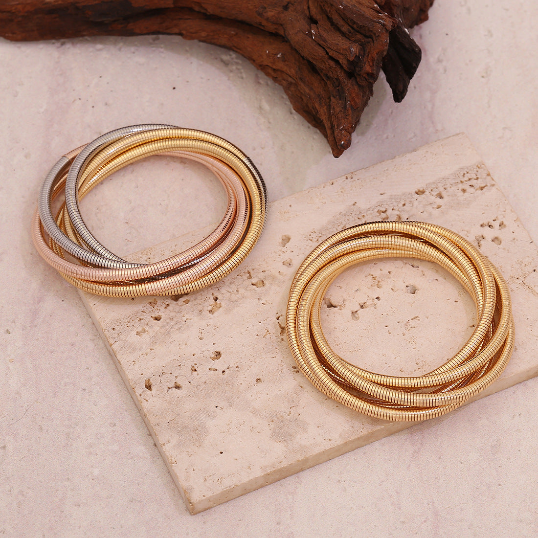 Bracciale da donna in metallo galvanizzato a forma di onda minimalista con design a molla sfumata